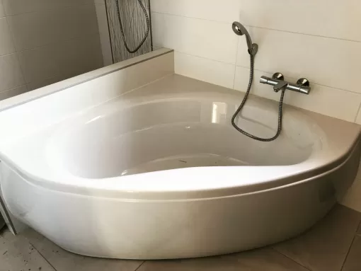 Installation d'une baignoire d'angle dans une villa à Meylan, Pontcharra, V2Z