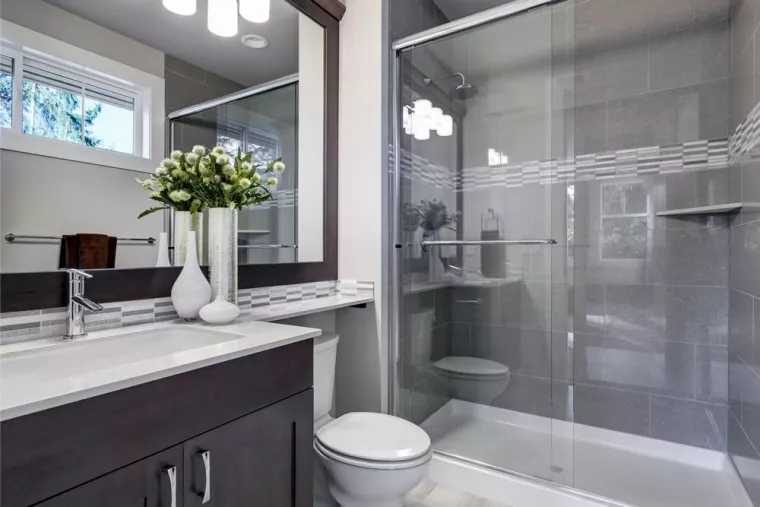 Plombier pour création de petite salle de bain avec douche à l'italienne à Chambéry, Pontcharra, V2Z